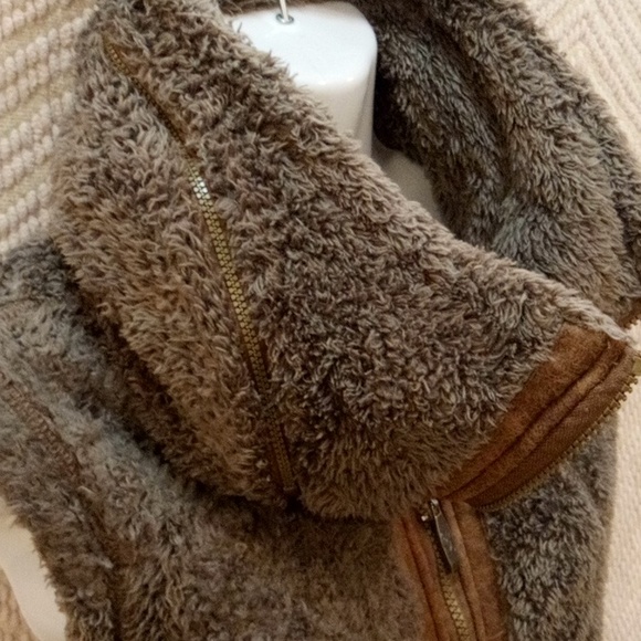 i Sapparel Sage Green Sherpa & Leather Vest! Convertible Collar/Hood! - Picture 8 of 13